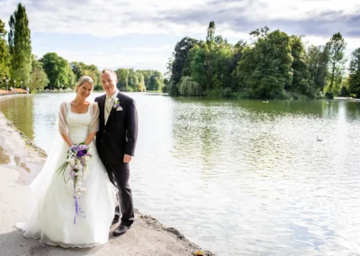 Brautpaar bei Hochzeitsportraits am Kleinhesseloher See in Schwabing, Hochzeitsfotografie in natuerlicher Umgebung.