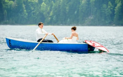 Brautpaar im Ruderboot auf dem Eibsee, romantische Hochzeitsfotografie in idyllischer Natur.
