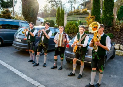 Traditionelle Hochzeitsmusik mit bayerischer Kapelle beim Hofgut zur Muehle. Hochzeitsreportage im Freien.
