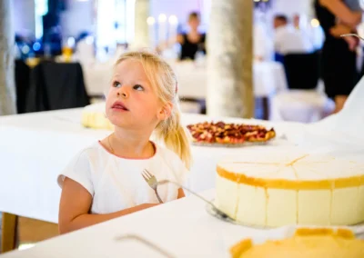 Maedchen bei Hochzeit mit Kuchen im Landgasthof Stahuber Thal. Aufgenommen von Hochzeitsfotograf, nahe Rosenheim.