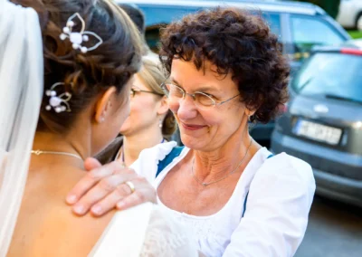 Eine Frau gratuliert der Braut bei einer Hochzeit in Holzham, festgehalten von einem Hochzeitsfotografen.