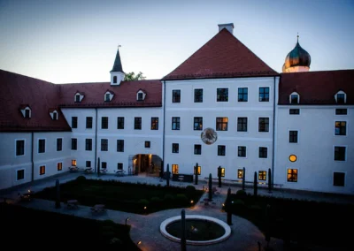 Außenansicht des Kloster Seeon bei Dämmerung, Aufnahme einer Hochzeit im Chiemgau. Ideal für Hochzeitsreportagen.