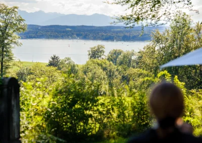Blick auf gruene Landschaft und Starnberger See bei einer Hochzeit in Oberambach, Hochzeitsreportage.