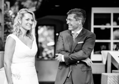 Braut und Bräutigam lachen bei ihrer Hochzeit im Leeberghof Tegernsee. Hochzeitsfoto mit natürlichen Ausdrücken.
