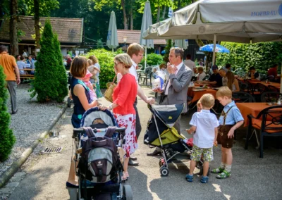 Gartenfeier bei einer Hochzeit in Moosach, Gäste mit Kinderwagen; Hochzeitsfotograf aus München hielt den Moment fest.