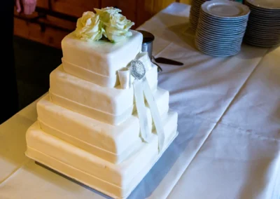 Hochzeitsfoto einer vierstoeckigen Hochzeitstorte bei einer Hochzeitsfeier nahe Tegernsee.