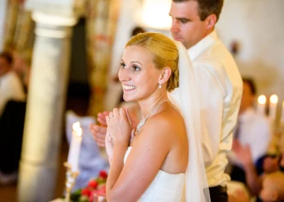 Braut lacht während der Hochzeitszeremonie im Landgasthof Stahuber Thal, Hochzeitsfotografie nahe Rosenheim.