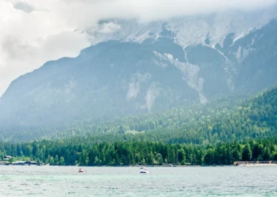 Blick auf den Eibsee nahe Garmisch, ideal für einzigartige Hochzeitsreportagen in malerischer Landschaft.