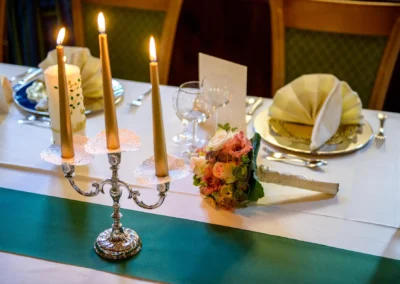 Elegante Hochzeitstischdekoration mit Kerzen und Blumen nahe Fischbachau, aufgenommen bei einer Hochzeitsreportage.