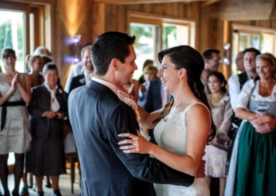 Brautpaar tanzt auf Hochzeit im Gasthof in Sauerlach-Arget, umgeben von applaudierenden Gaesten. Hochzeitsreportage.