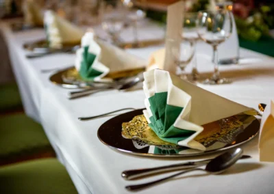 Gedeckter Tisch bei Hochzeit nahe Fischbachau mit Serviettenkunst und Besteck, festliche Hochzeitsreportage.