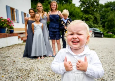 Kleinkind vor Familie bei Hochzeit in Oberbayern, aufgenommen vom Hochzeitsfotograf bei Freising.