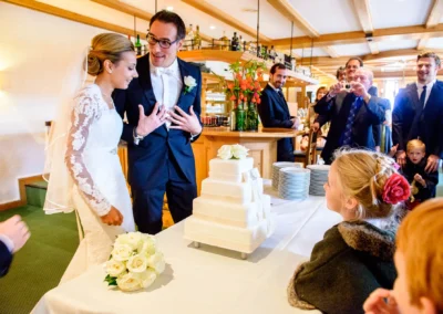 Brautpaar schneidet Hochzeitstorte in Margarethenhof an, festgehalten in einer Hochzeitsreportage.