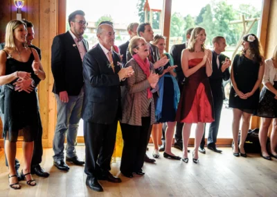 Gaste bei Hochzeitsfeier klatschen und lachen in Sauerlach-Arget. Hochzeitsreportage im Gasthof Schmuck, Landkreis Munchen.