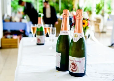 Sektflaschen auf Hochzeitstisch im Hotel Kaiserin Elisabeth am Starnberger See bei Hochzeitsreportage.