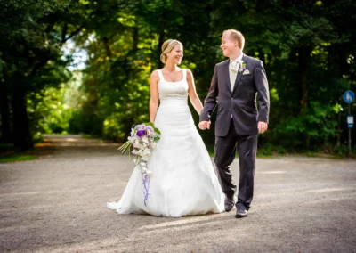 Brautpaar bei Hochzeitsportraits im Englischen Garten, Hochzeit in Muenchen, romantische Hochzeitsfotografie.