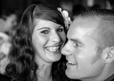 Lachendes Paar bei einer Hochzeit in Arget. Hochzeitsfoto zeigt Freude und Glueck. Hochzeitsreportage im Landkreis Muenchen.