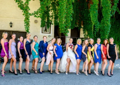 Bräute und Freundinnen posieren gemeinsam bei einer Hochzeitsreportage im Landgasthof Stahuber Thal.