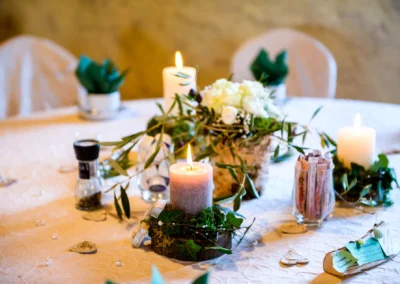 Kerzen und Blumenarrangement als Tischdeko bei Hochzeit im Hofgut zur Muehle, festlich beleuchtet, Hochzeitsfotografie.