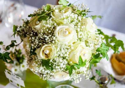 Hochzeitsblumenstrauss mit weissen Rosen und Gruen in Alpenblick am Staffelsee, Hochzeit Fotografie Detailaufnahme.