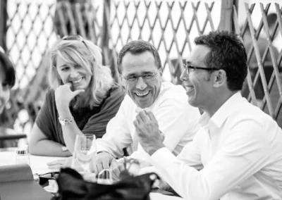 Gäste lachen gemeinsam bei einer Hochzeitsfeier am Starnberger See, festgehalten in einer Hochzeitsfotografie.