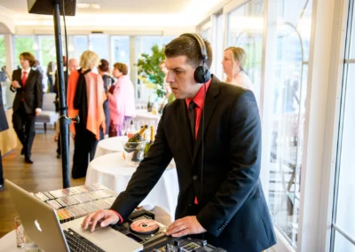 DJ bei einer Hochzeitsfeier im Cafe Kreutzkamm. Aufnahme der Hochzeitsreportage zeigt Gesellschaft und Dekor.