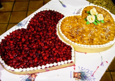 Herzförmiger Kuchen mit Himbeeren und Schriftzug bei Hochzeit auf Hofgut zur Muehle, eine Hochzeitsfotografie.