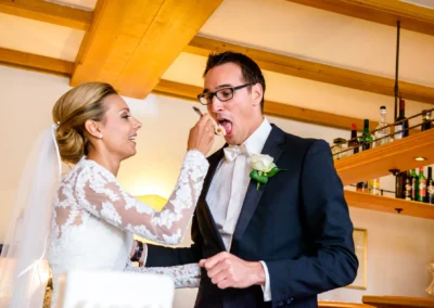Brautpaar beim Kuchenessen, aufgenommen bei einer Hochzeit nahe Tegernsee. Natuerliche Hochzeitsfotografie.
