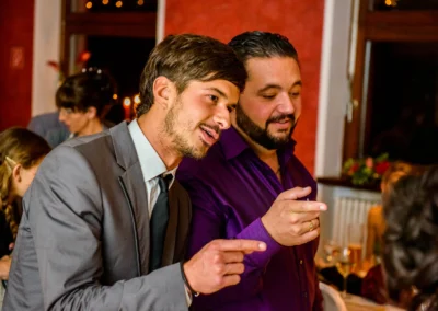 Zwei Gaeste bei einer Hochzeitsfeier in Karlsfeld, lebendig bei der Hochzeit aufgenommen.
