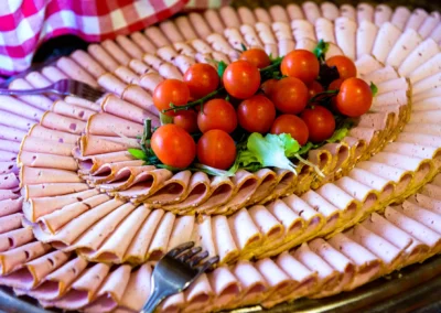 Wurstplatte mit Tomaten und Salatblättern bei Hochzeit im Hofgut zur Muehle, Hochzeitsfotograf in Muenchen