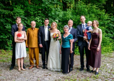 Hochzeitsfoto einer Gruppe bei einer Hochzeit in Moosach, Braut im weissen Kleid, Hochzeit Moosach, Hochzeitsreportage.
