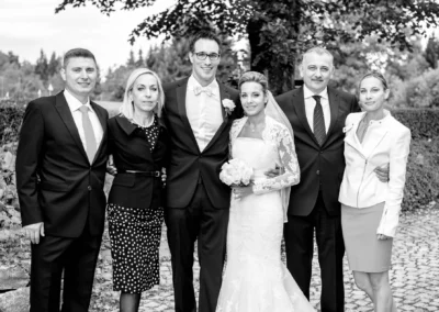 Hochzeitsfoto mit Braut und Familie, aufgenommen bei einer Hochzeit nahe Tegernsee. Hochzeitsreportage in elegantem Stil.