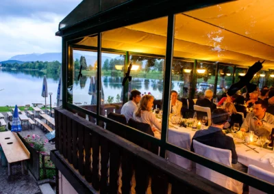 Hochzeitsfoto: Gäste bei Feier im Alpenblick am Staffelsee mit Seeblick, festliche Atmosphäre und gedeckter Tisch.