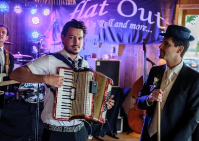 Musiker spielt Akkordeon auf Hochzeit. Elegante Atmosphaere in Gasthof und Landhotel Schmuck, Arget. Hochzeitsreportage.