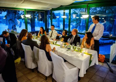 Gaste bei einer Hochzeitsfeier im Restaurant Alpenblick am Staffelsee, Dialog und Geselligkeit bei Abendessen.
