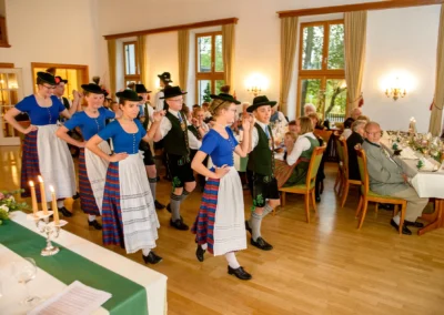 Tanzgruppe in bayerischer Tracht bei Hochzeit nahe Schliersee, aufgenommen von einem Hochzeitsfotografen.