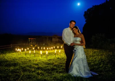 Bräutigam und Braut bei Nacht mit Fackeln im Hintergrund, Hochzeitsfoto in Oberbayern, Sprengenöder Alm Wolfratshausen.