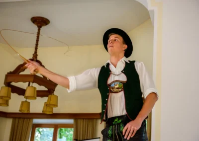 Trachtentanz bei Hochzeit nahe Schliersee. Traditionelles Element in Hochzeitsreportage eines Fotografen.