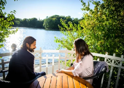 Brautpaar bei der Hochzeitsreportage am Kleinhesseloher See in Schwabing. Natuerliche Hochzeitsfotografie in Muenchen.