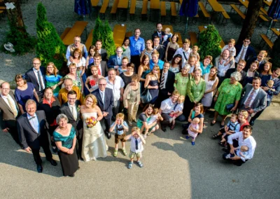 Gruppenfoto einer Hochzeitsgesellschaft bei einer Hochzeit in Fasanerie Moosach, aufgenommen von einem Hochzeitsfotografen.