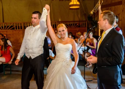 Brautpaar tanzt vor Gästen bei Hochzeit im Landgasthof Stahuber Thal, Hochzeitsfotografie in Oberbayern.