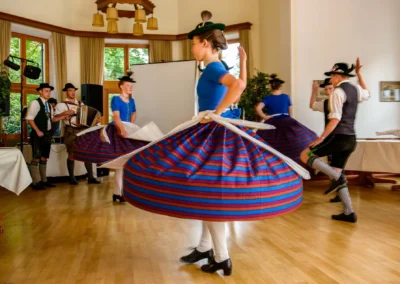 Trachtentanz bei Hochzeit in Fischbachau, traditionelle Kleidung, musikalische Begleitung, Hochzeitsreportage.
