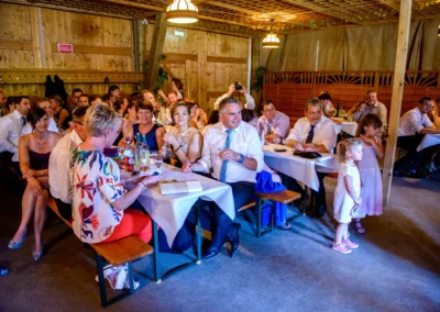 Gäste an Tisch bei Hochzeit im Landgasthof Stahuber Thal, fröhliche Atmosphäre, Hochzeitsfotografie in Oberbayern.