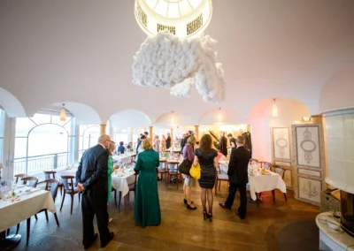 Hochzeitsgesellschaft am Tegernsee im Cafe Kreutzkamm mit eleganten Gaesten, aufgenommen bei einer Hochzeit.