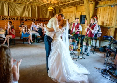 Brautpaar tanzt innig im Landgasthof Stahuber, Hochzeitsmusik im Hintergrund, aufgenommen bei Hochzeitsreportage.