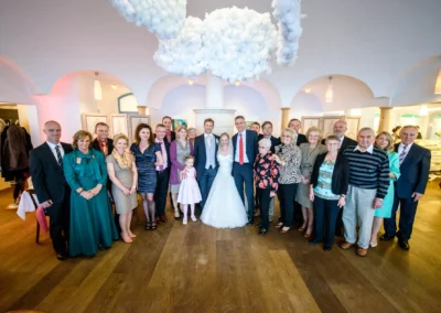 Hochzeitsfoto in Tegernsee: Brautpaar mit Gaesten in elegantem Raum. Hochzeitsreportage bei Cafe Kreutzkamm.