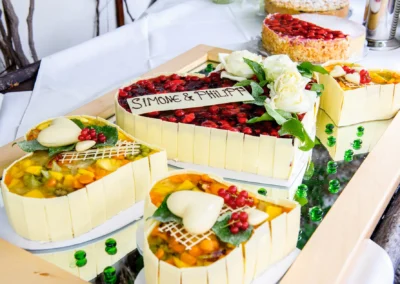 Herzförmige Hochzeitstorte mit Früchten und Deko bei einer Hochzeitsfeier, Eibsee Hotel, aufgenommen von Hochzeitsfotograf.