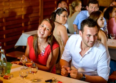 Gäste feiern bei einer Hochzeit im Landgasthof Stahuber Thal, lachend mit Getränken, Hochzeitsreportage.