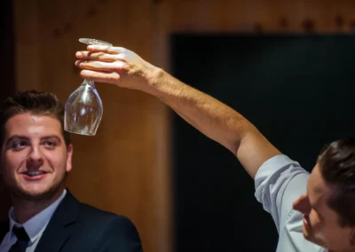 Mann hebt ein Weinglas bei einer Hochzeit in Sauerlach, Aufnahme von Hochzeitsfotograf bei Landgasthof Schmuck.