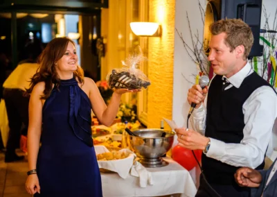 Gast dankt mit Geschenk und Rede bei Hochzeitsfeier im Restaurant Alpenblick am Staffelsee. Stimmungvolle Hochzeitsfotografie.